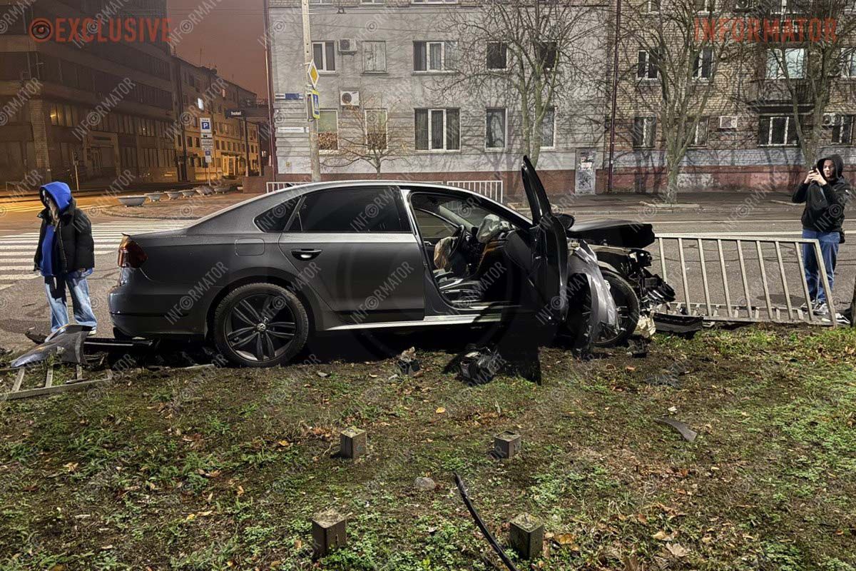 У Дніпрі біля “Поплавка” Volkswagen після зіктення з Mitsubishi влетів у паркан: потрібні свідки 8