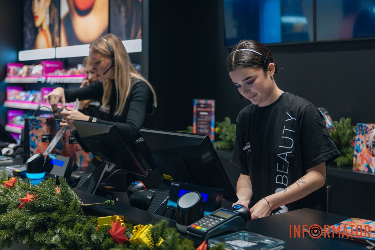 Уникальный концепт, премиальные средства и бьюти-гаджеты: в Днепре открыли магазин EVA BEAUTY 23