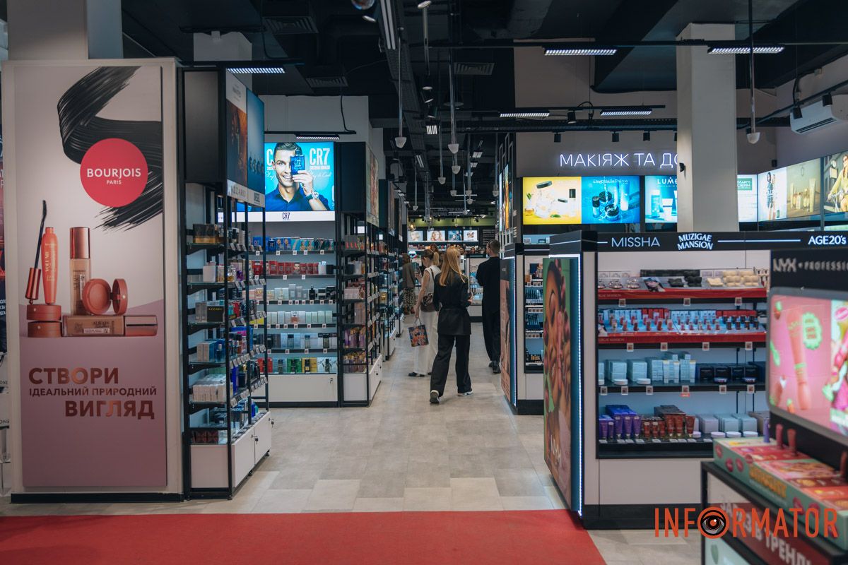 Уникальный концепт, премиальные средства и бьюти-гаджеты: в Днепре открыл магазин EVA BEAUTY 1