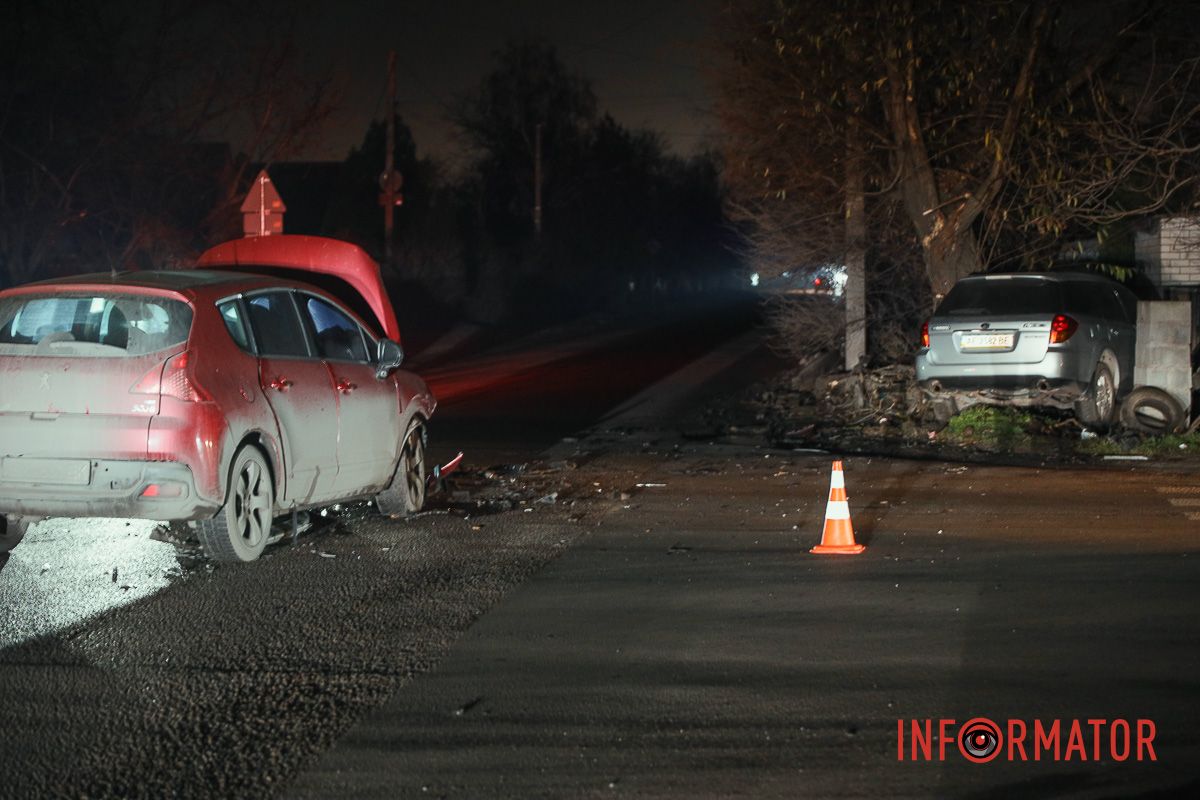 Бережіть себе Автівка вилетіла в дерево та паркан, постраждалий у лікарні: у Дніпрі на Старочумацькій зіткнулись Peugeot та Subaru 13