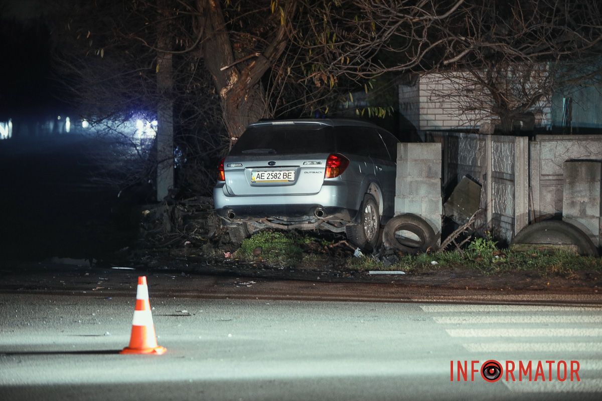 Дотримуйтесь ПДР Автівка вилетіла в дерево та паркан, постраждалий у лікарні: у Дніпрі на Старочумацькій зіткнулись Peugeot та Subaru 12