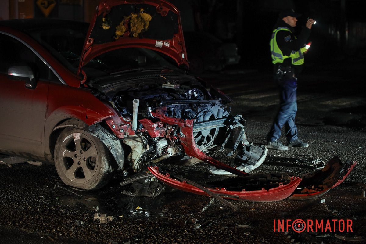 Також на місці працює слідчий з ДТП Автівка вилетіла в дерево та паркан, постраждалий у лікарні: у Дніпрі на Старочумацькій зіткнулись Peugeot та Subaru 11