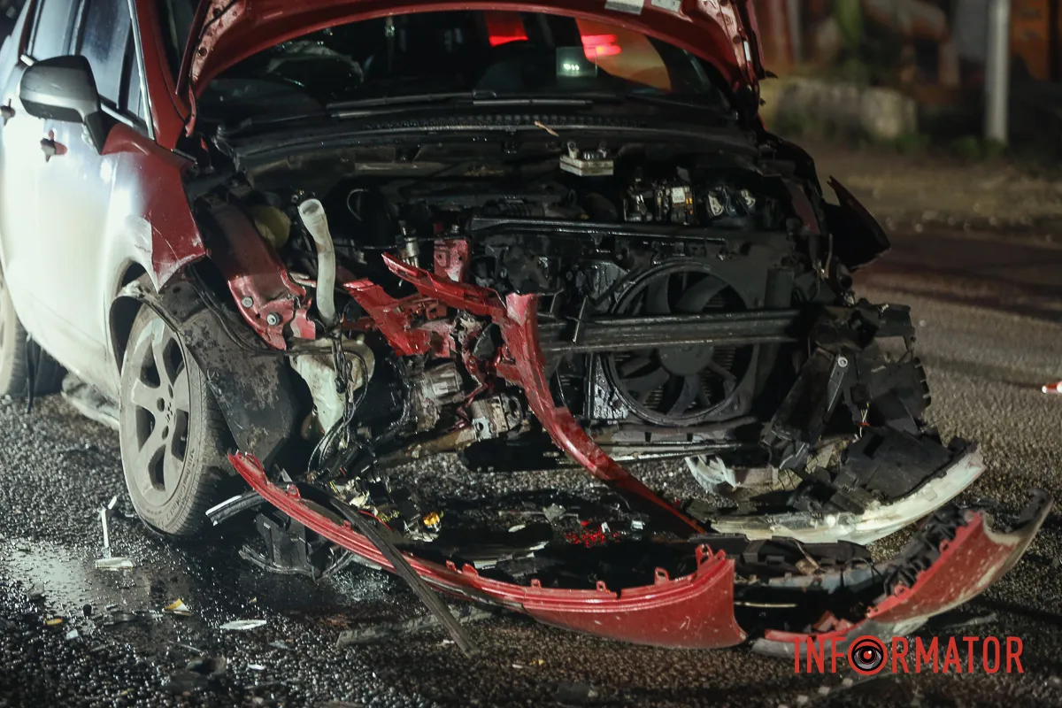 Паркан пошкоджений Автівка вилетіла в дерево та паркан, постраждалий у лікарні: у Дніпрі на Старочумацькій зіткнулись Peugeot та Subaru 9