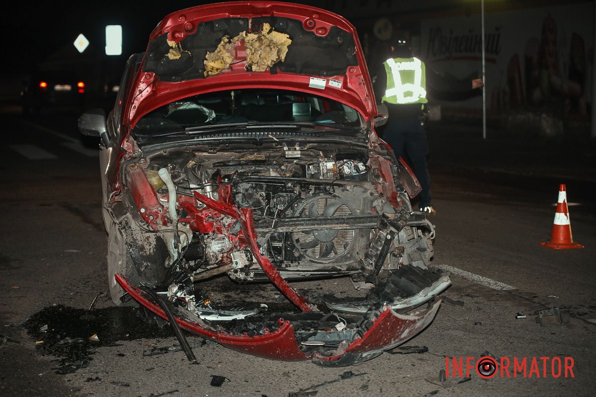 Станом на 17:30 на місці регулюють рух патрульні поліцейські Автівка вилетіла в дерево та паркан, постраждалий у лікарні: у Дніпрі на Старочумацькій зіткнулись Peugeot та Subaru 10