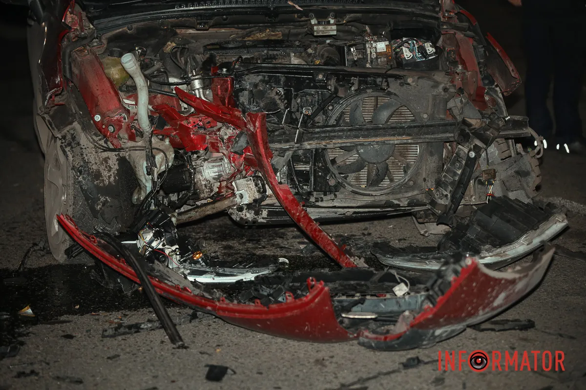 Про це повідомляє Інформатор з місця подій Автівка вилетіла в дерево та паркан, постраждалий у лікарні: у Дніпрі на Старочумацькій зіткнулись Peugeot та Subaru 5