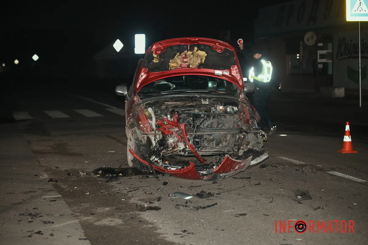 Peugeot знаходиться на середині перехрестя Автівка вилетіла в дерево та паркан, постраждалий у лікарні: у Дніпрі на Старочумацькій зіткнулись Peugeot та Subaru 6