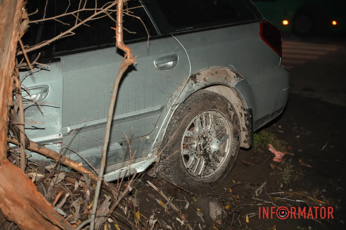 В автівки повністю зруйнована передня частина Автівка вилетіла в дерево та паркан, постраждалий у лікарні: у Дніпрі на Старочумацькій зіткнулись Peugeot та Subaru 7