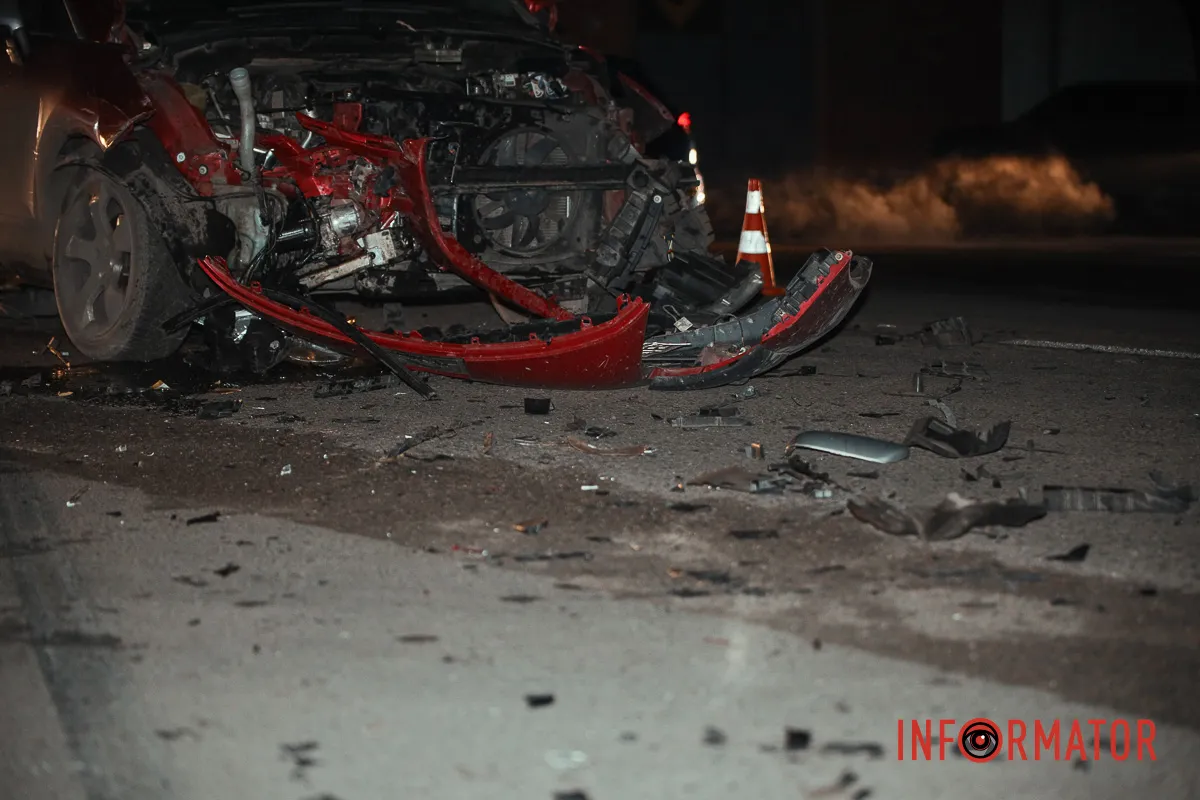 Від удару Subaru вилетіла на тротуар, між деревом та парканом приватної оселі Автівка вилетіла в дерево та паркан, постраждалий у лікарні: у Дніпрі на Старочумацькій зіткнулись Peugeot та Subaru 8