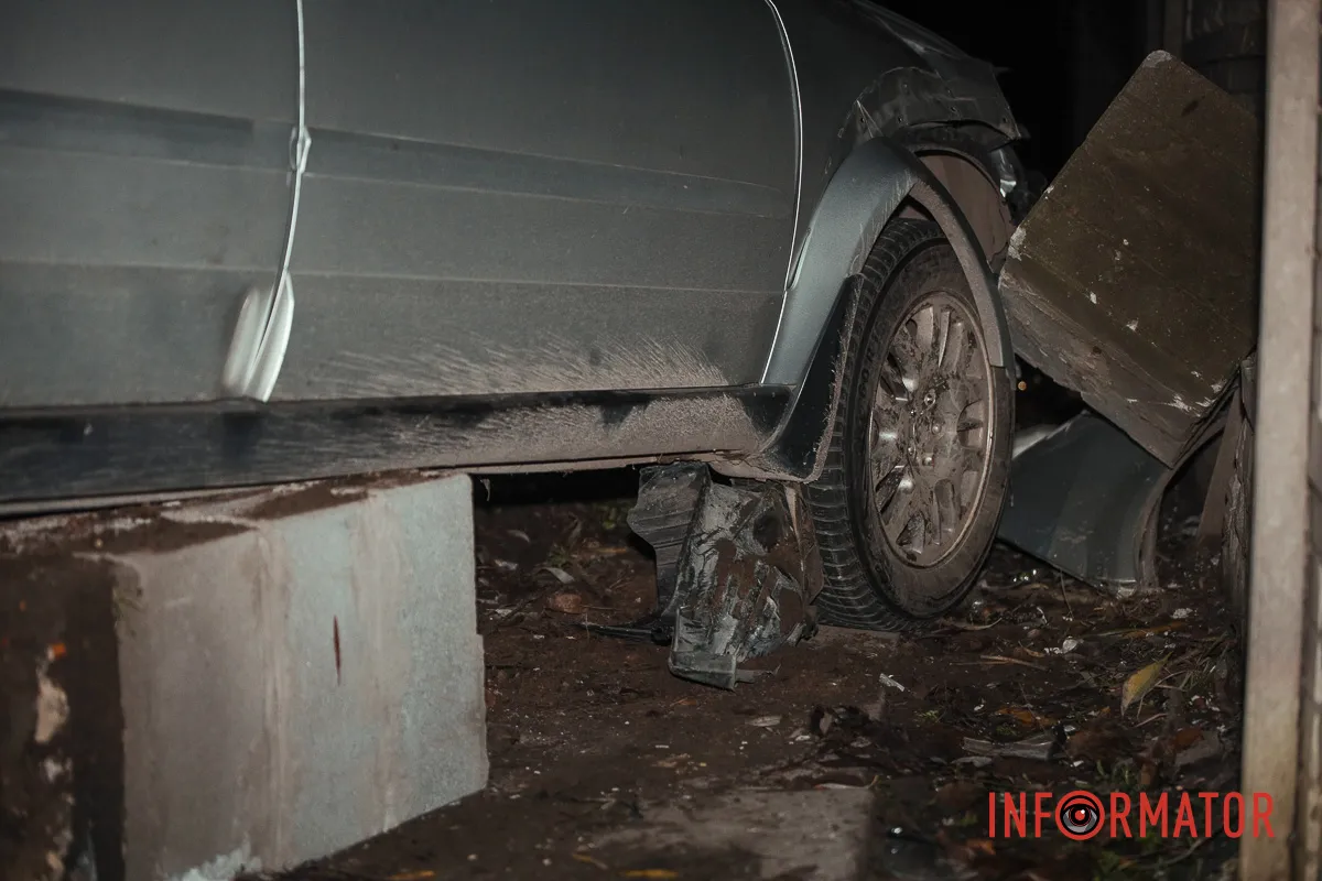 На жаль, одна людина у лікарні Автівка вилетіла в дерево та паркан, постраждалий у лікарні: у Дніпрі на Старочумацькій зіткнулись Peugeot та Subaru 4