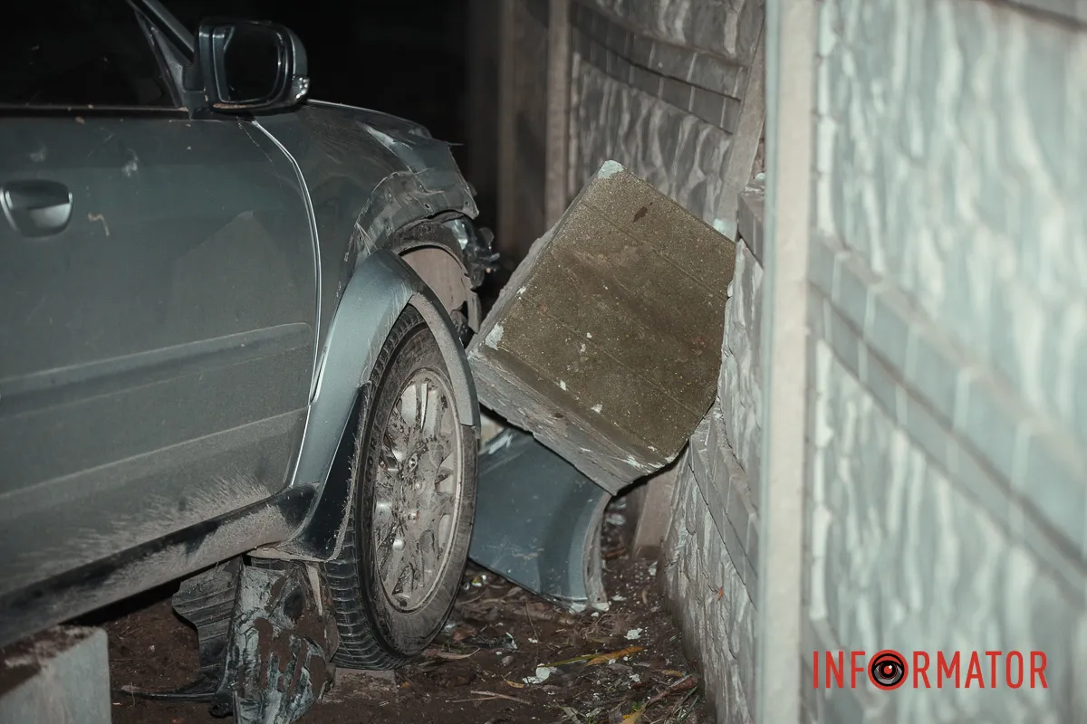 Там зіткнулись Peugeot та Subaru Автівка вилетіла в дерево та паркан, постраждалий у лікарні: у Дніпрі на Старочумацькій зіткнулись Peugeot та Subaru 3