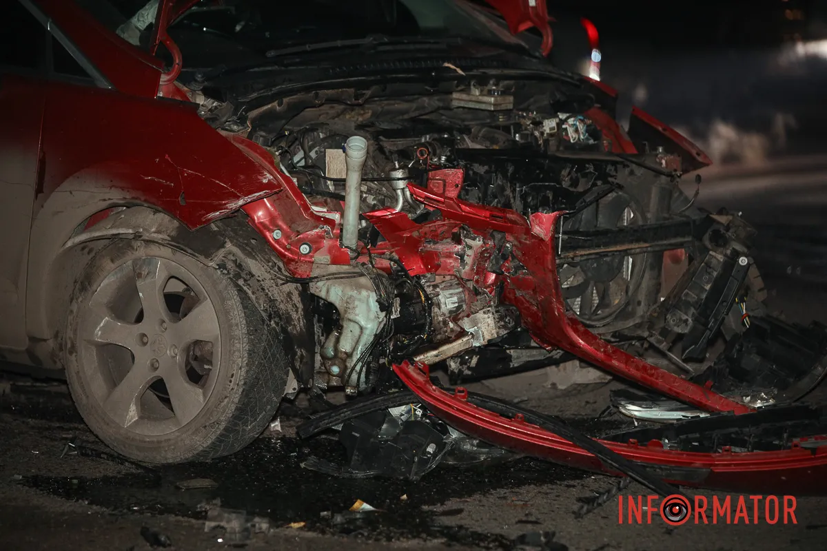 Автівка вилетіла в дерево та паркан, постраждалий у лікарні: у Дніпрі на Старочумацькій зіткнулись Peugeot та Subaru 2