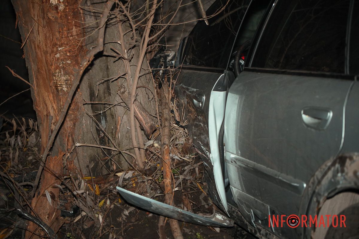 У суботу, 29 листопада, у Дніпрі на перехресті вулиць Старочумацькій та Зразкова сталася ДТП Автівка вилетіла в дерево та паркан, постраждалий у лікарні: у Дніпрі на Старочумацькій зіткнулись Peugeot та Subaru 1