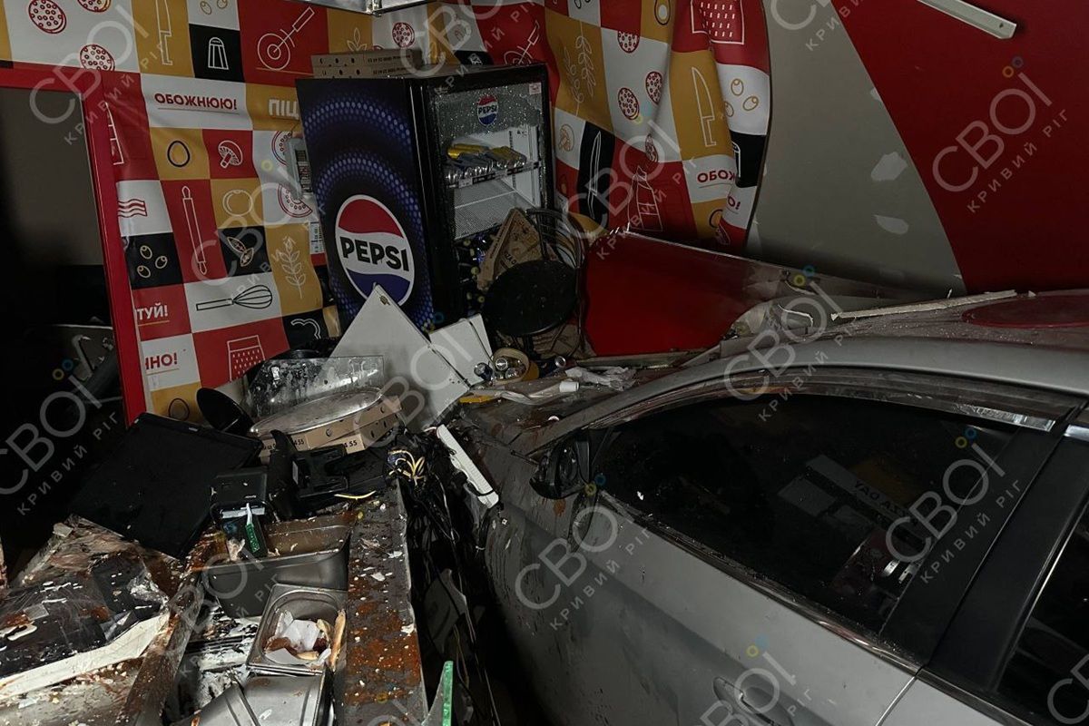 Ативка въехала в заведение PizzaDay Ативка въехала в заведение PizzaDay