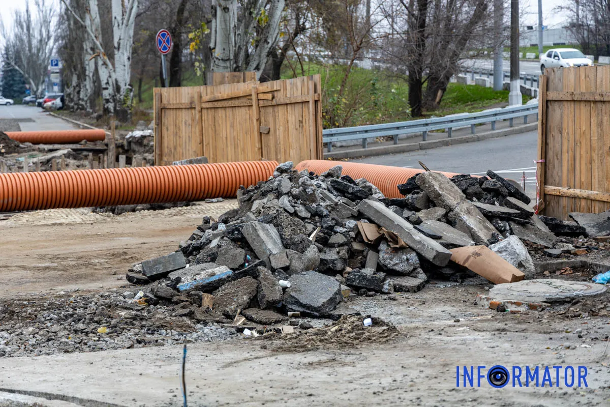 У Дніпрі на розі вулиць Володимира Великого та Харківської розпочали облаштування антикишені У Дніпрі біля ТРК «МОСТ-Сіті» влаштовують антикишеню: як вона виглядає 1