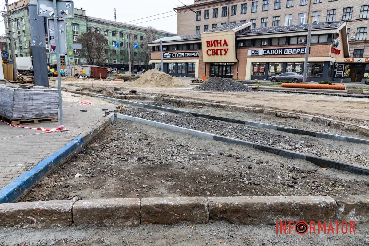 Це навмисне звуження або зміна геометрії вулиці, яке не дозволяє водіям стихійно зупинятися чи паркуватися на переході У Дніпрі біля ТРК «МОСТ-Сіті» влаштовують антикишеню: як вона виглядає 2