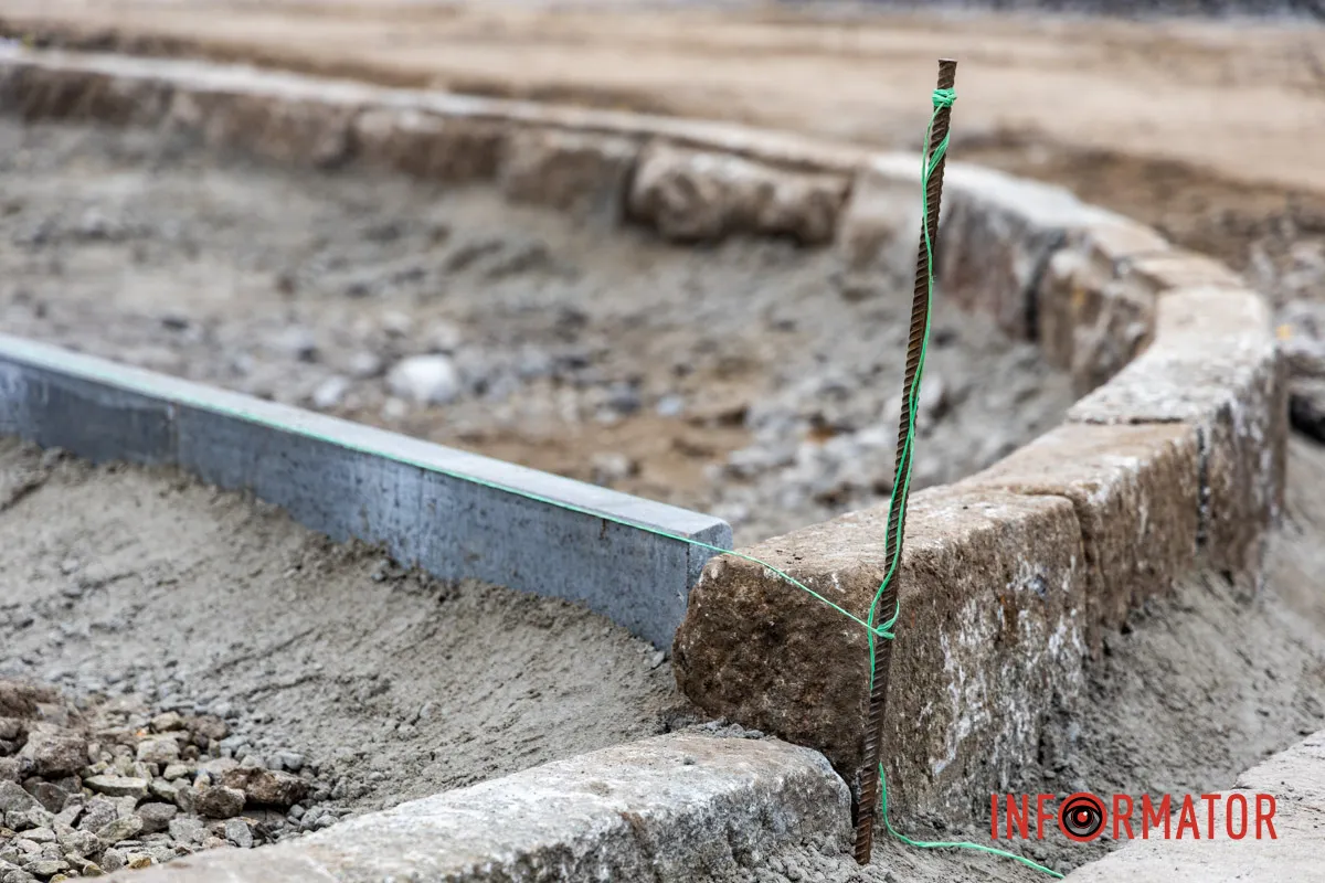 Новий елемент має впорядкувати рух і зробити перехід безпечнішим У Дніпрі біля ТРК «МОСТ-Сіті» влаштовують антикишеню: як вона виглядає 3