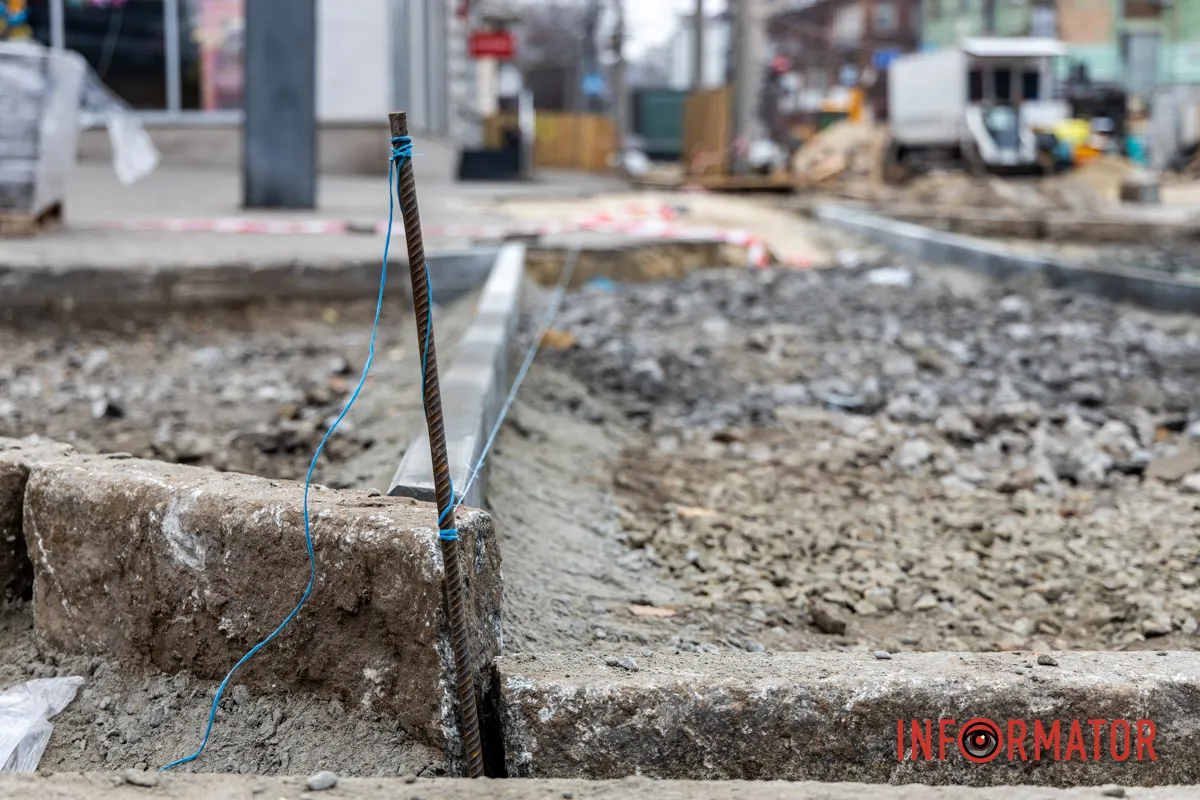 Під час робіт тут оновлять тротуар із зонуванням простору та понизять бордюри У Дніпрі біля ТРК «МОСТ-Сіті» влаштовують антикишеню: як вона виглядає 5