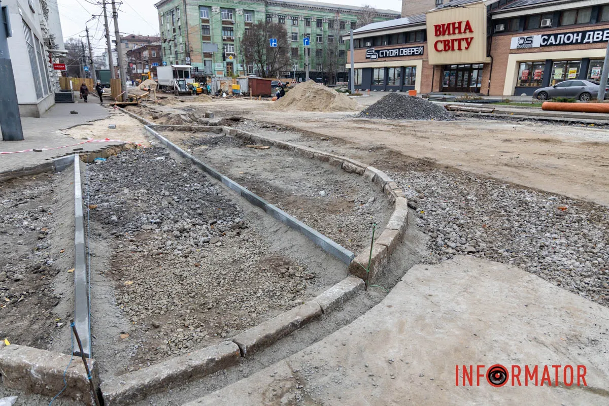 Такі рішення допомагають залишати тротуари вільними, зменшують ризики для пішоходів і роблять міський простір більш впорядкованим та безпечним У Дніпрі біля ТРК «МОСТ-Сіті» влаштовують антикишеню: як вона виглядає 6