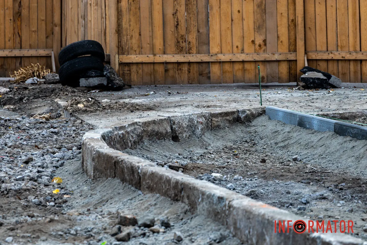 У Дніпрі біля зупинки роблять антикишеню У Дніпрі біля ТРК «МОСТ-Сіті» влаштовують антикишеню: як вона виглядає 11