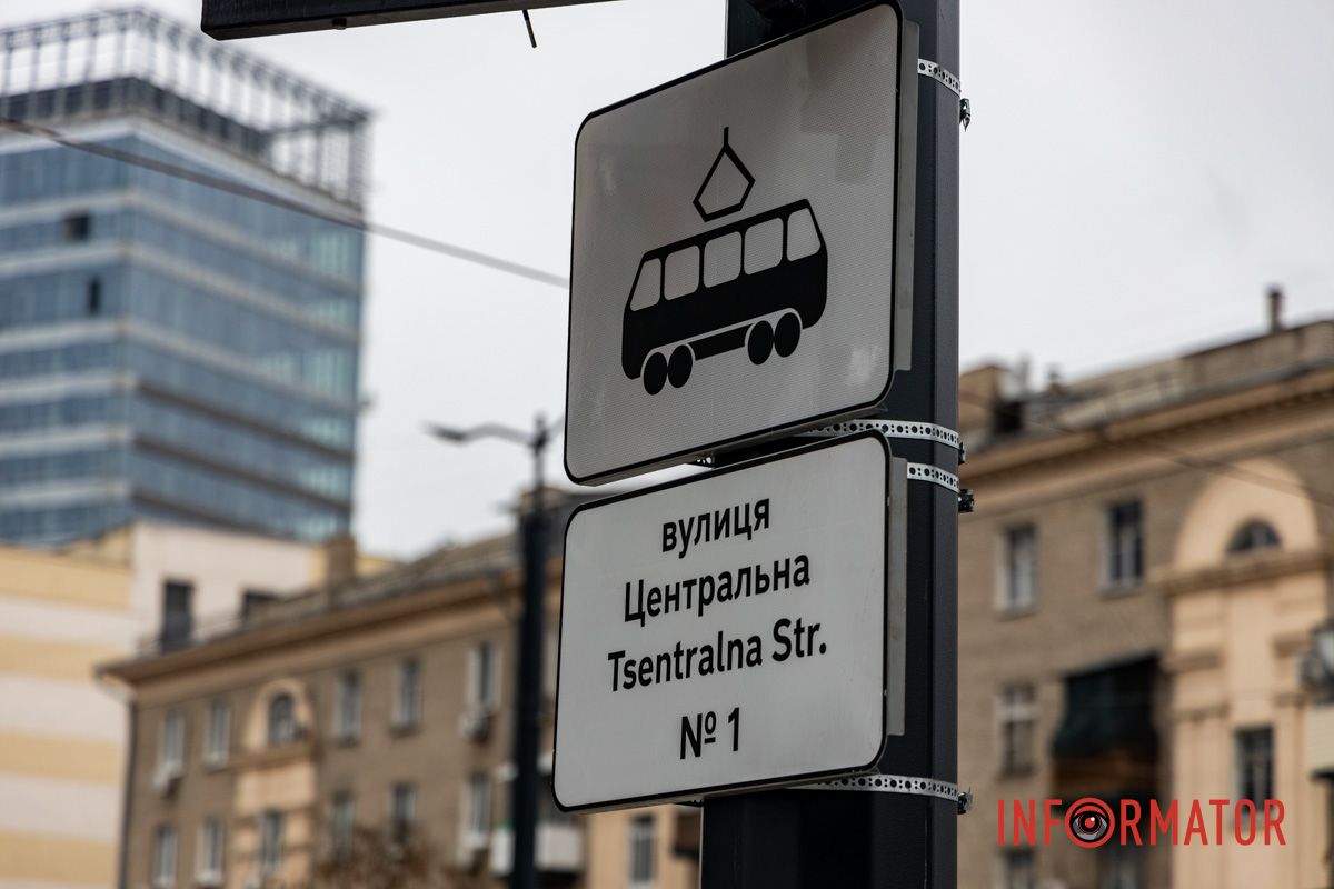 Підрядники відновлюють тротуар після ремонту трамвайної колії