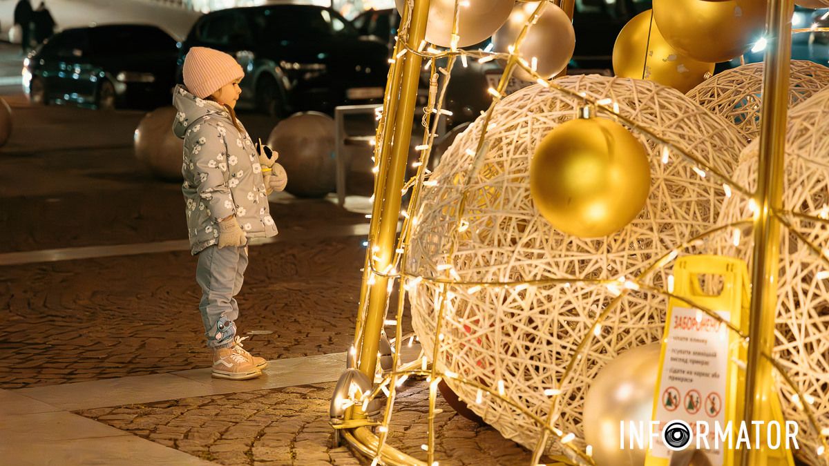 Відключення світла не завадили: у Дніпрі на Кельнському бульварі засяяла новорічна ялинка