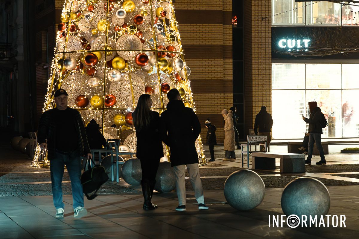 Варто зазначити, що це не офіційна міська ялинка Варто зазначити, що це не офіційна міська ялинка