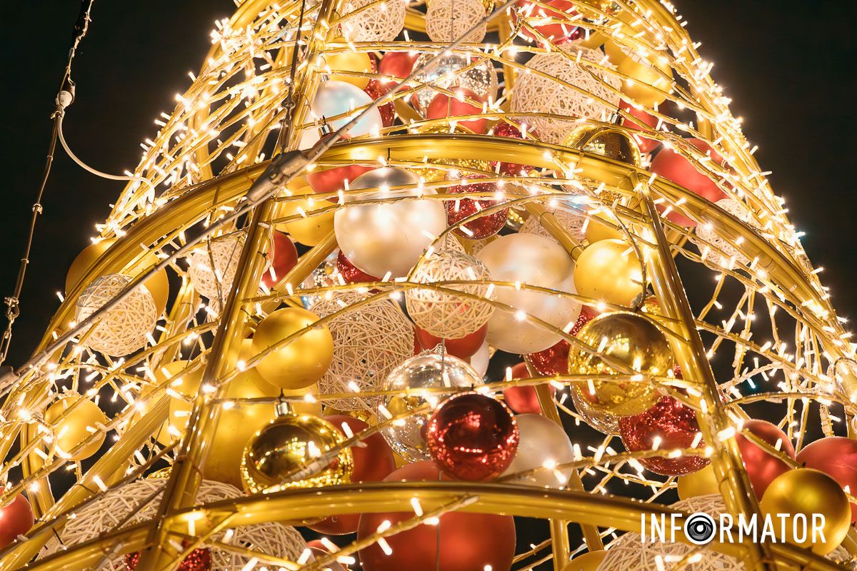 Світло відбивається від іграшок Відключення світла не завадили: у Дніпрі на Кельнському бульварі засяяла новорічна ялинка 14