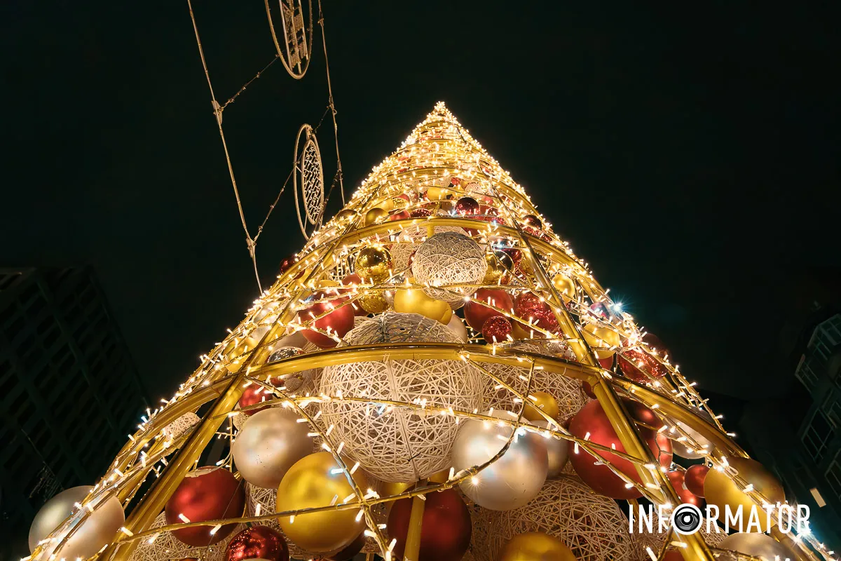 Вогники "бігають" по ялинці Відключення світла не завадили: у Дніпрі на Кельнському бульварі засяяла новорічна ялинка 13