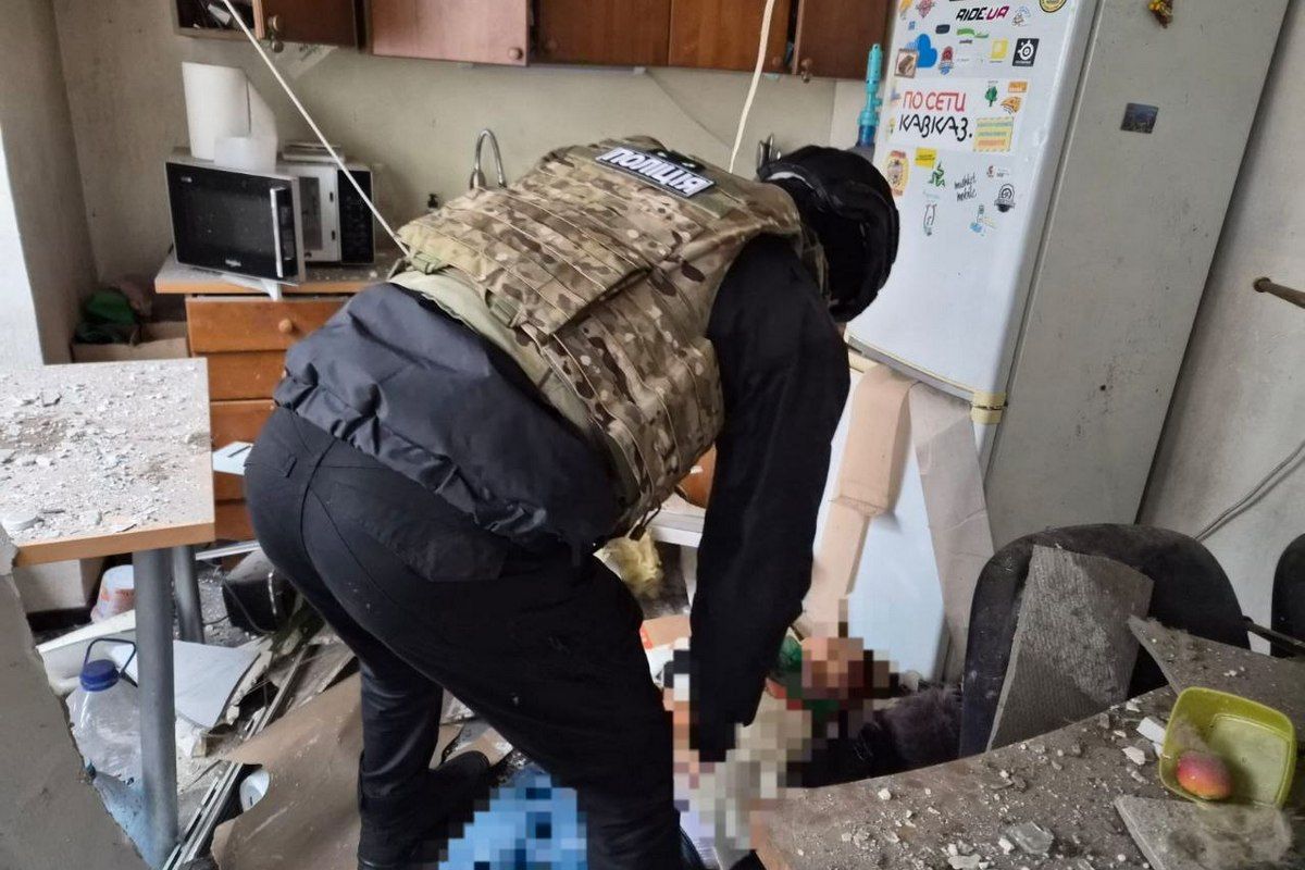 1 грудня ворог вдарив балістичною ракетою по Дніпру Ракетний удар по Дніпру: як виглядає пошкоджений офіс, в якому загинула жінка 1