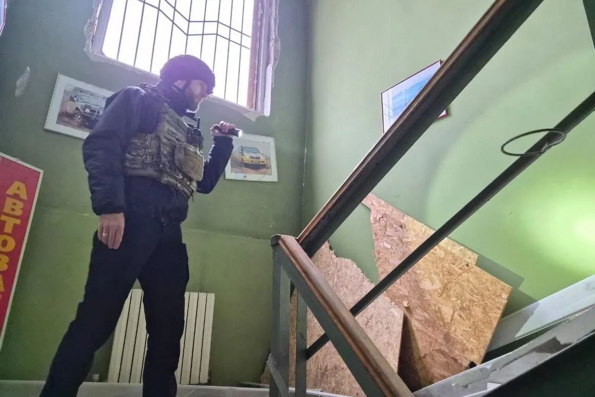 За фактом воєнного злочину розпочали кримінальне провадження за частиною 2 статті 438 Кримінального кодексу України Ракетний удар по Дніпру: як виглядає пошкоджений офіс, в якому загинула жінка 4