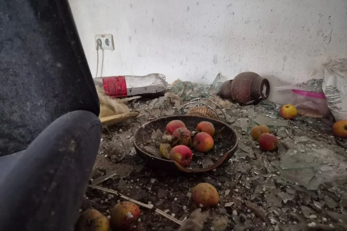 На жаль, загинула жінка, яка знаходилась на другому поверсі Ракетний удар по Дніпру: як виглядає пошкоджений офіс, в якому загинула жінка 5