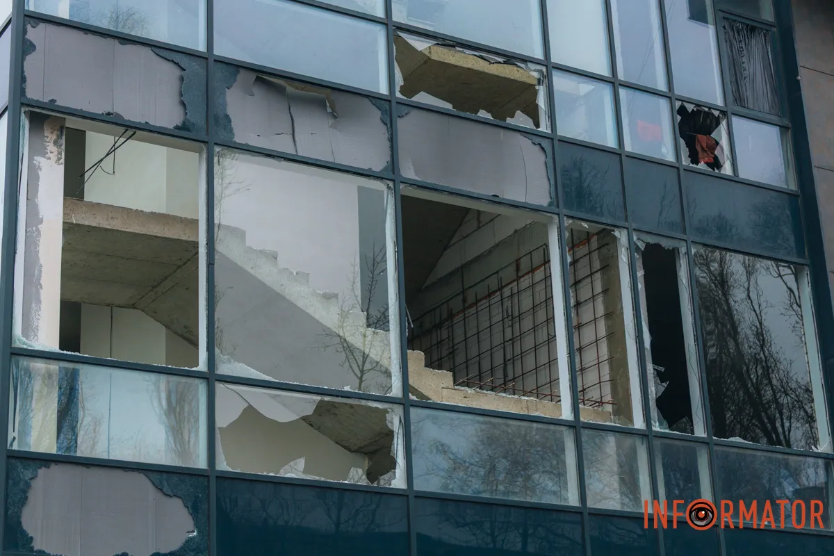Всюди вибиті шибки: як Дніпро оговтується після ранкового «прильоту» балістики 20