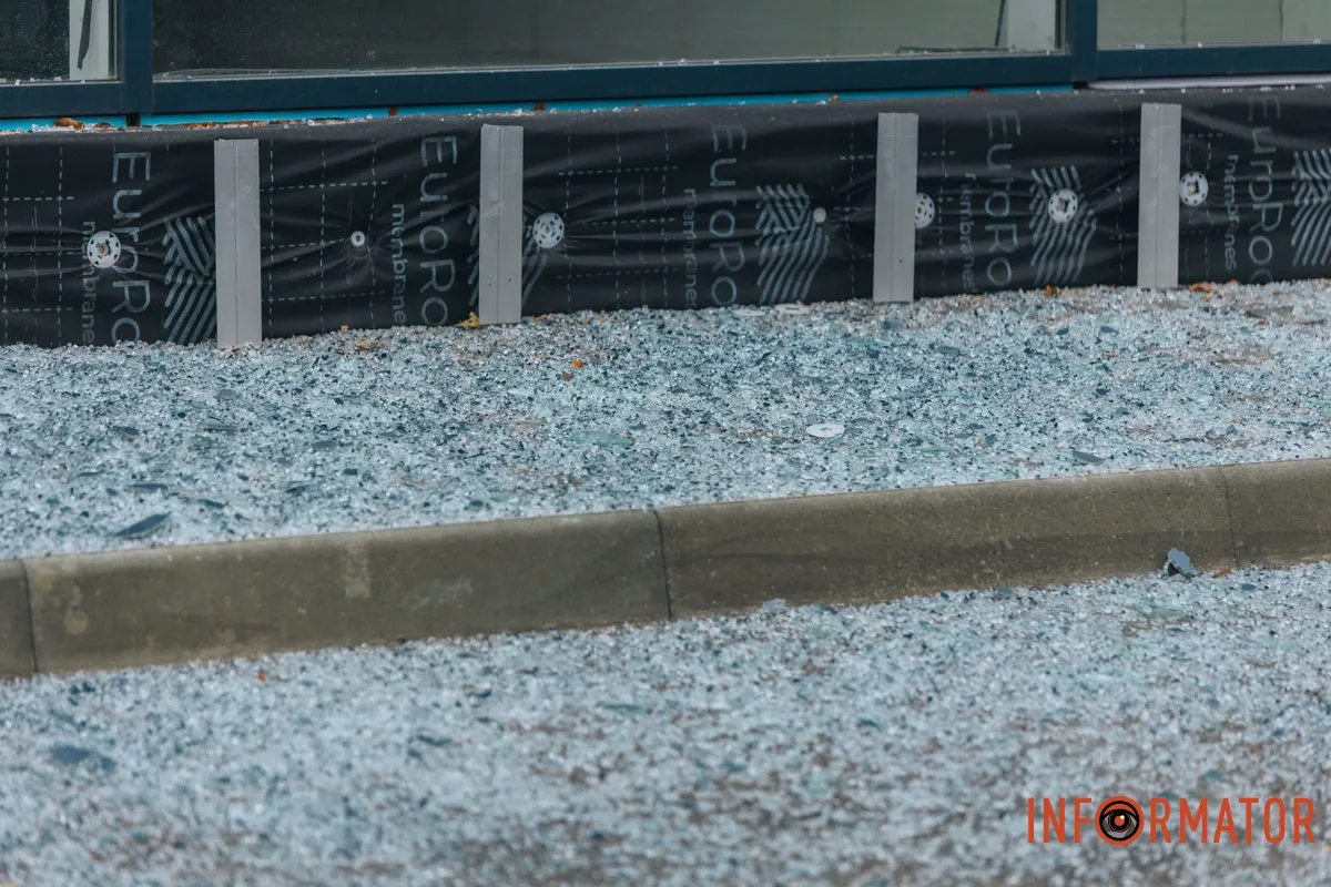 Всюди вибиті шибки: як Дніпро оговтується після ранкового «прильоту» балістики 26