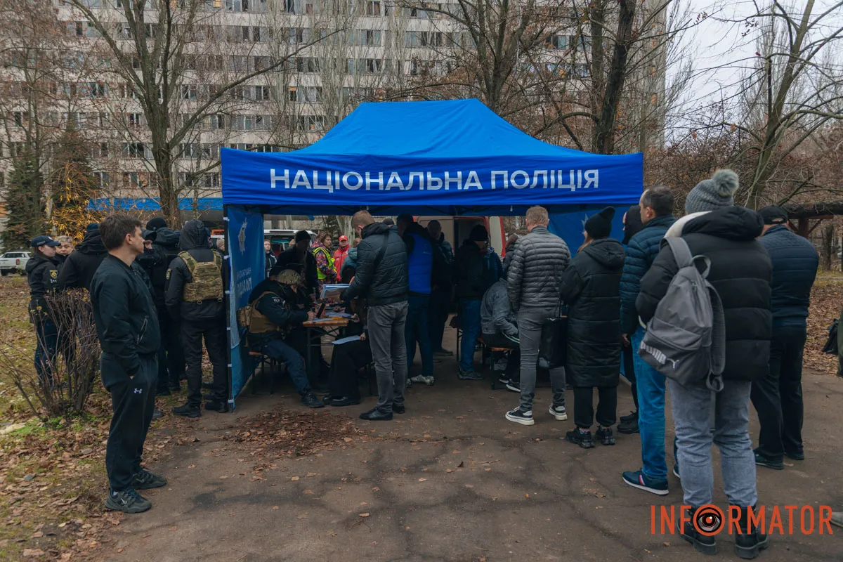 Всюди вибиті шибки: як Дніпро оговтується після ранкового «прильоту» балістики 16