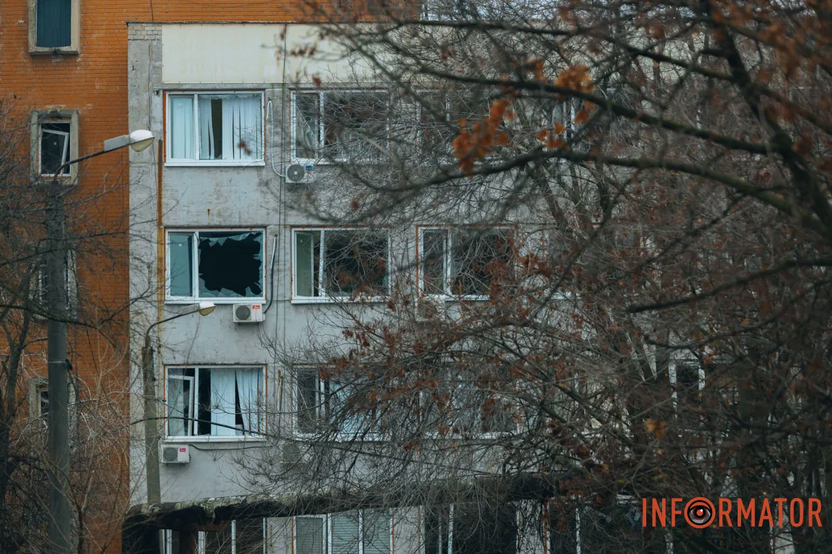 Всюди вибиті шибки: як Дніпро оговтується після ранкового «прильоту» балістики 30