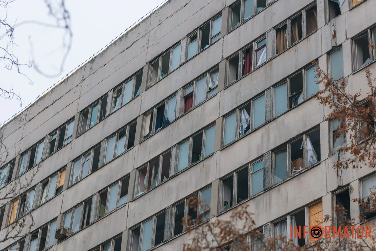 Всюди вибиті шибки: як Дніпро оговтується після ранкового «прильоту» балістики 13