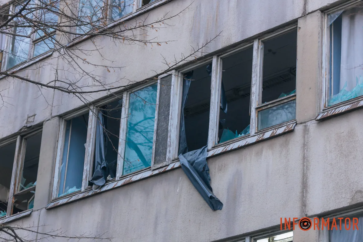 Всюди вибиті шибки: як Дніпро оговтується після ранкового «прильоту» балістики 7