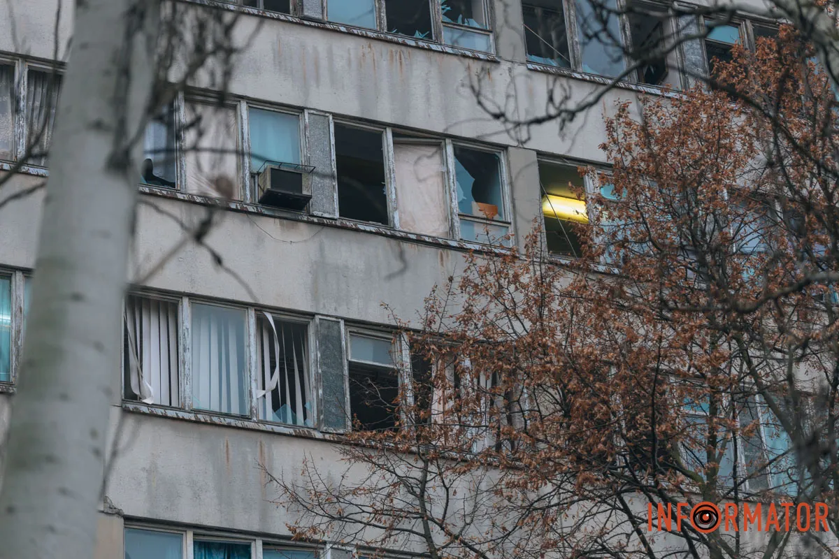 Всюди вибиті шибки: як Дніпро оговтується після ранкового «прильоту» балістики 12