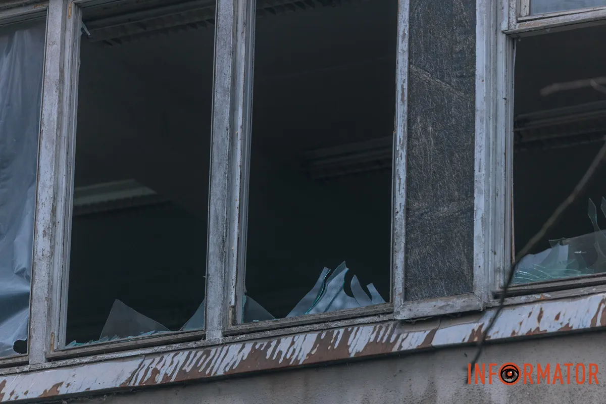 Всюди вибиті шибки: як Дніпро оговтується після ранкового «прильоту» балістики 15