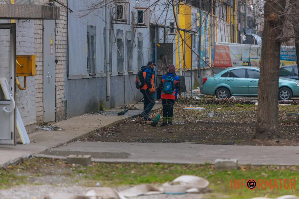Всюди вибиті шибки: як Дніпро оговтується після ранкового «прильоту» балістики 11