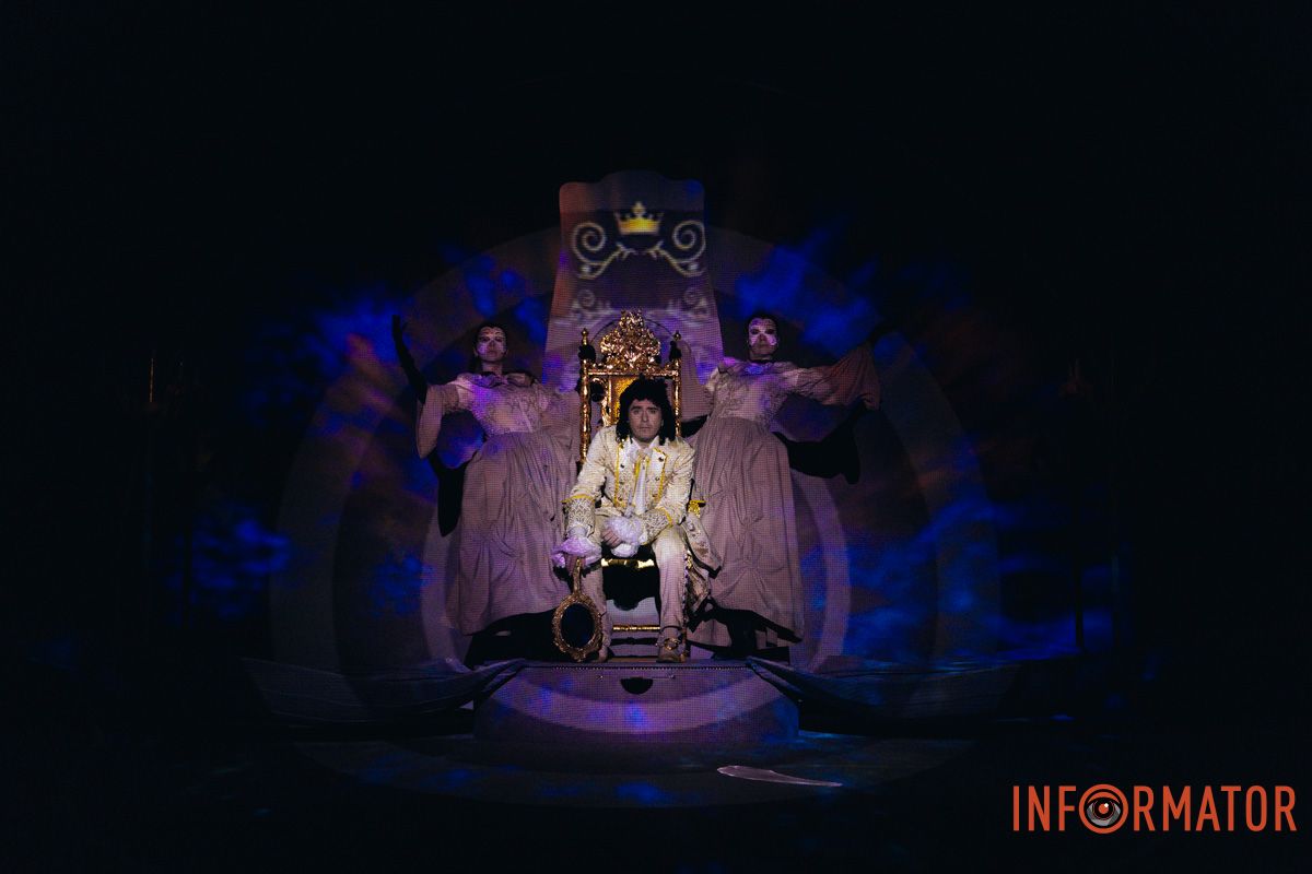 На сцені ДРАМіКОМу театр 2