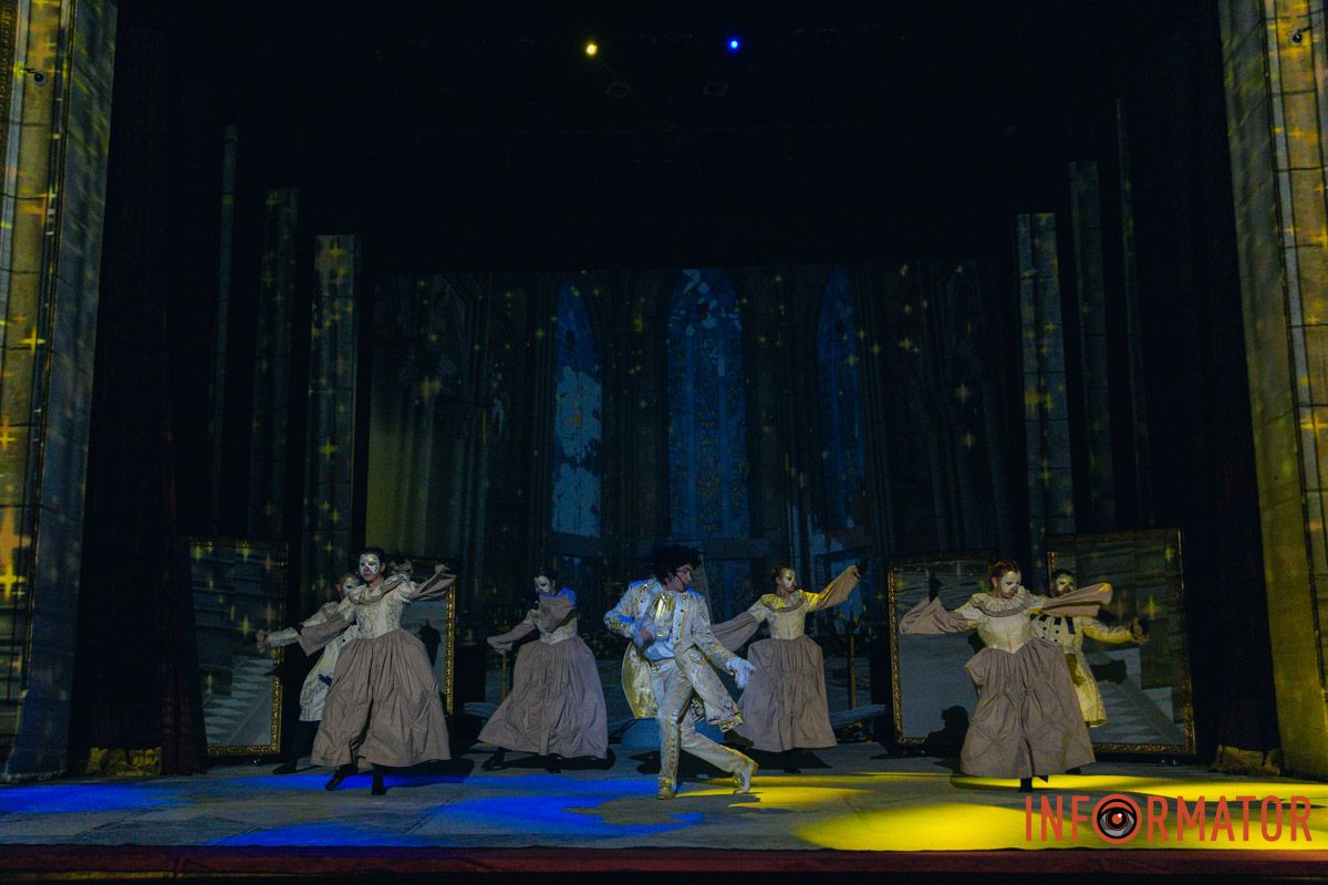 Театр ДРАМіКОМ (велика сцена) театр 9