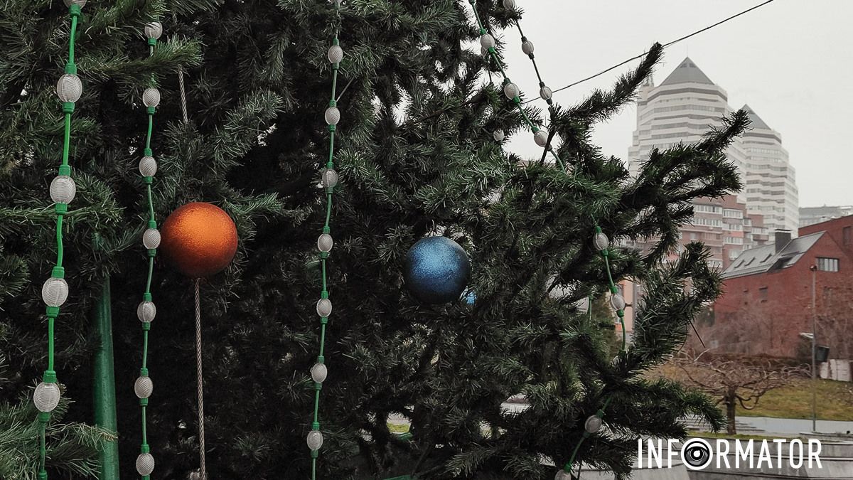 У Дніпрі в парку Шевченка встановили та прикрасили новорічну ялинку