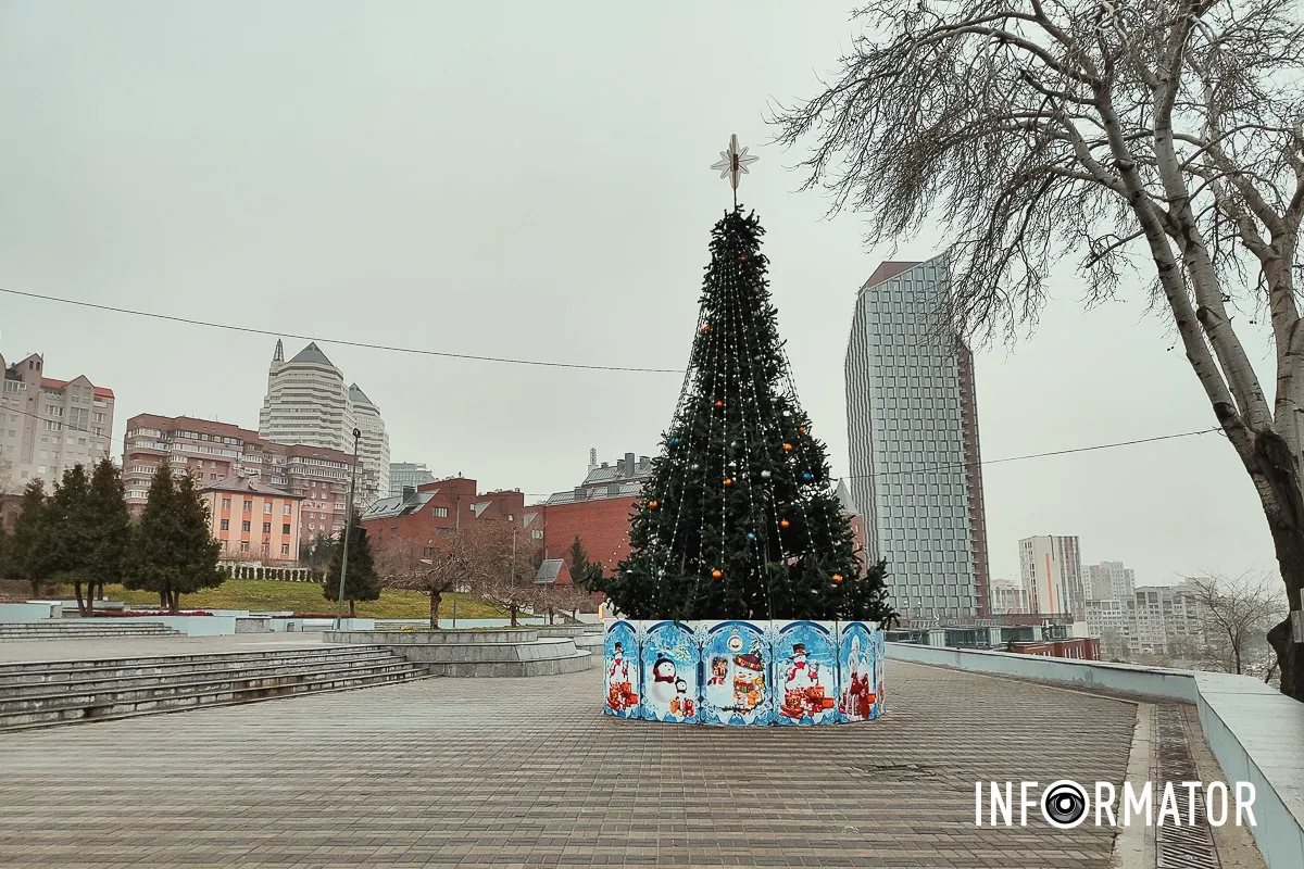 У Дніпрі в парку Шевченка встановили та прикрасили новорічну ялинку 1