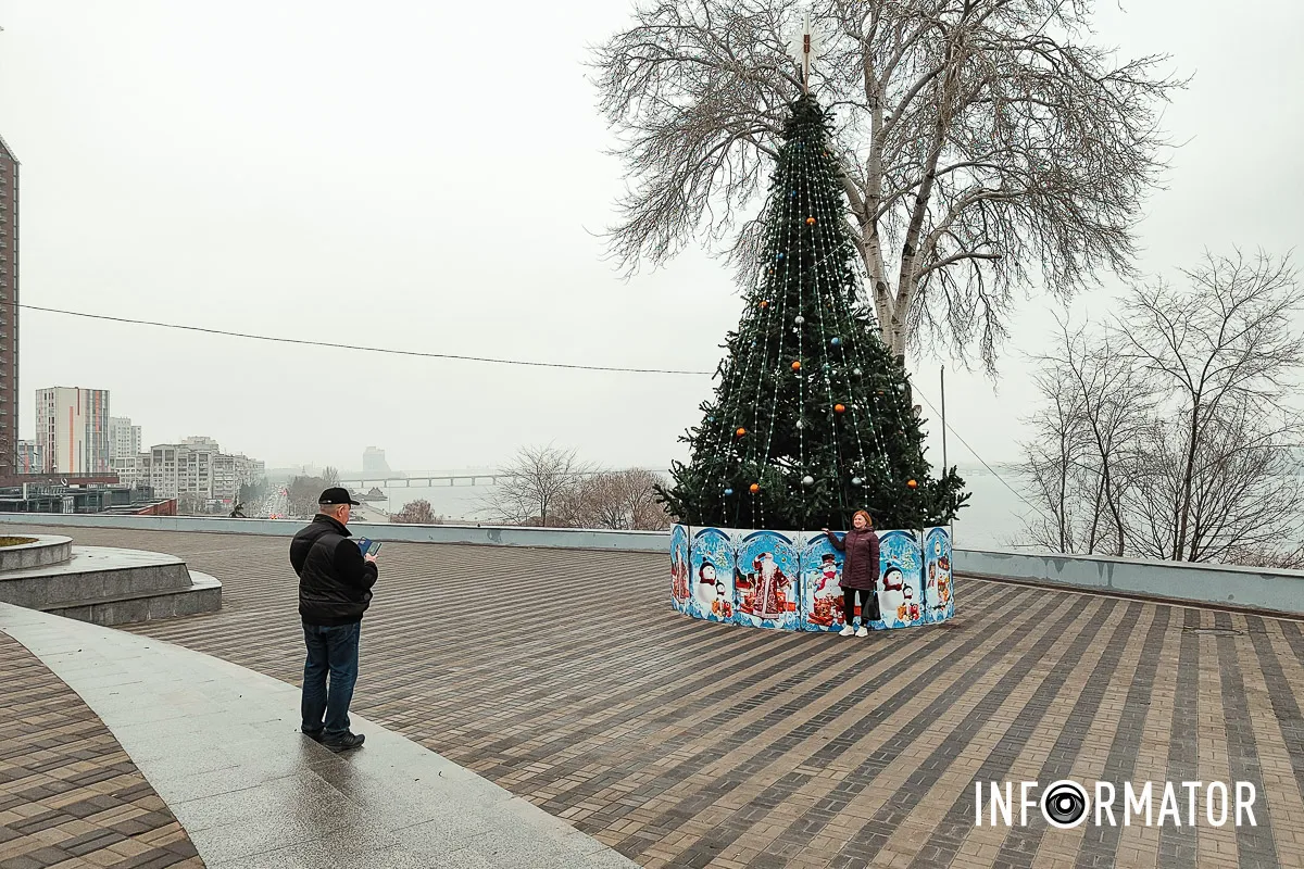 У Дніпрі в парку Шевченка встановили та прикрасили новорічну ялинку 11
