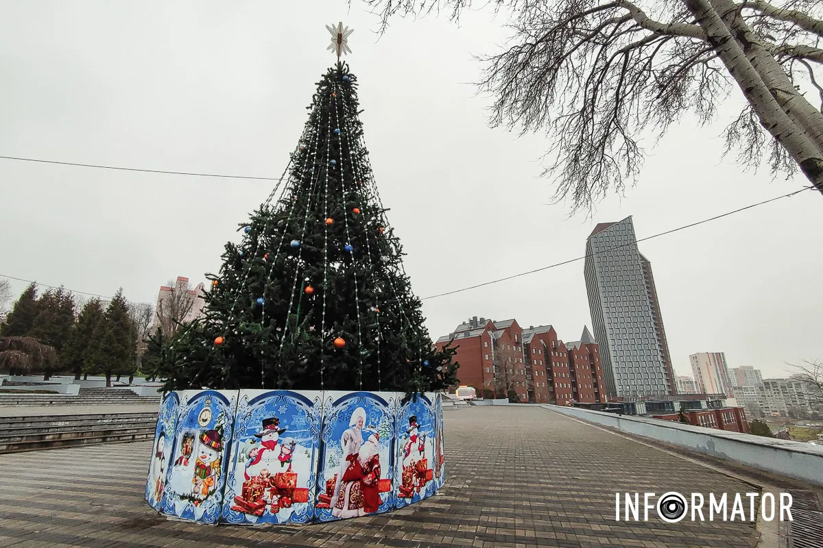 У Дніпрі в парку Шевченка встановили та прикрасили новорічну ялинку 2