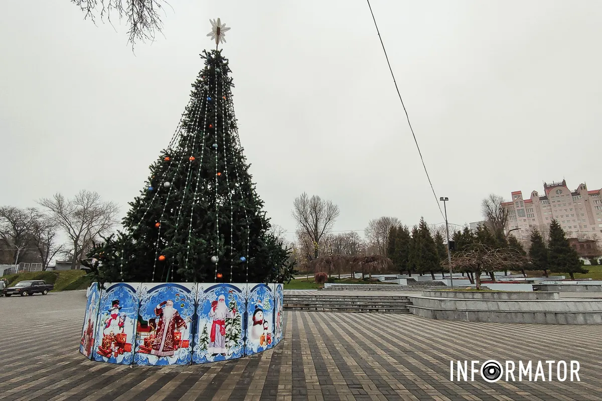 У Дніпрі в парку Шевченка встановили та прикрасили новорічну ялинку 9