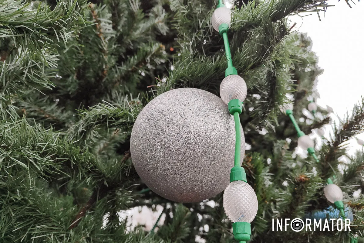 У Дніпрі в парку Шевченка встановили та прикрасили новорічну ялинку 7