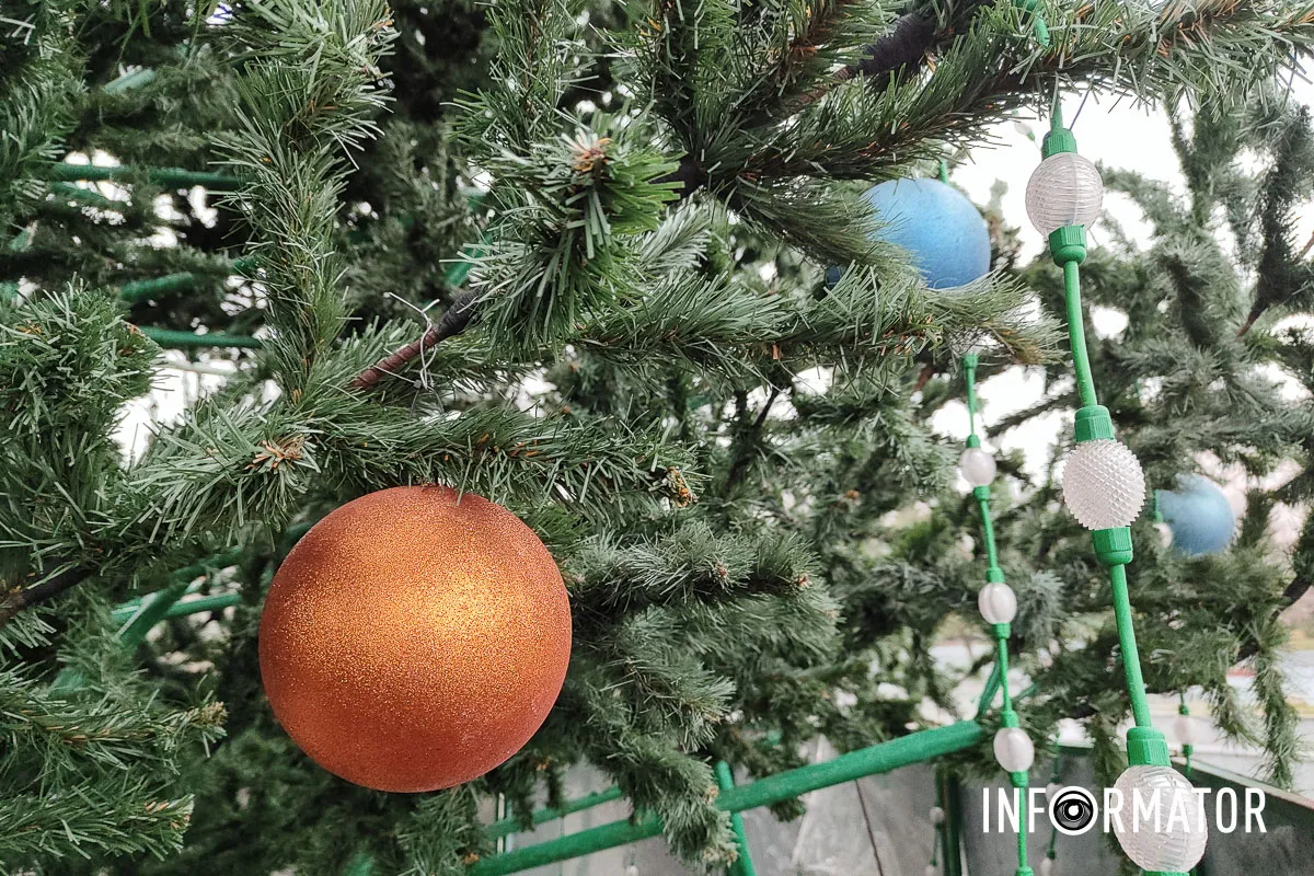 У Дніпрі в парку Шевченка встановили та прикрасили новорічну ялинку 6