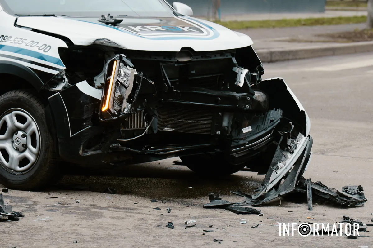 У середу, 3 грудня, у Дніпрі на перехресті вулиць Будівельників та Янгеля сталася ДТП У Дніпрі на Будівельників зіткнулись Renault охоронної компанії «КРОК», Suzuki та ВАЗ: один з водіїв у лікарні 1